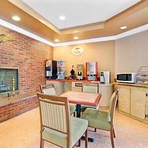 Super 8 By Wyndham Milford/New Haven
